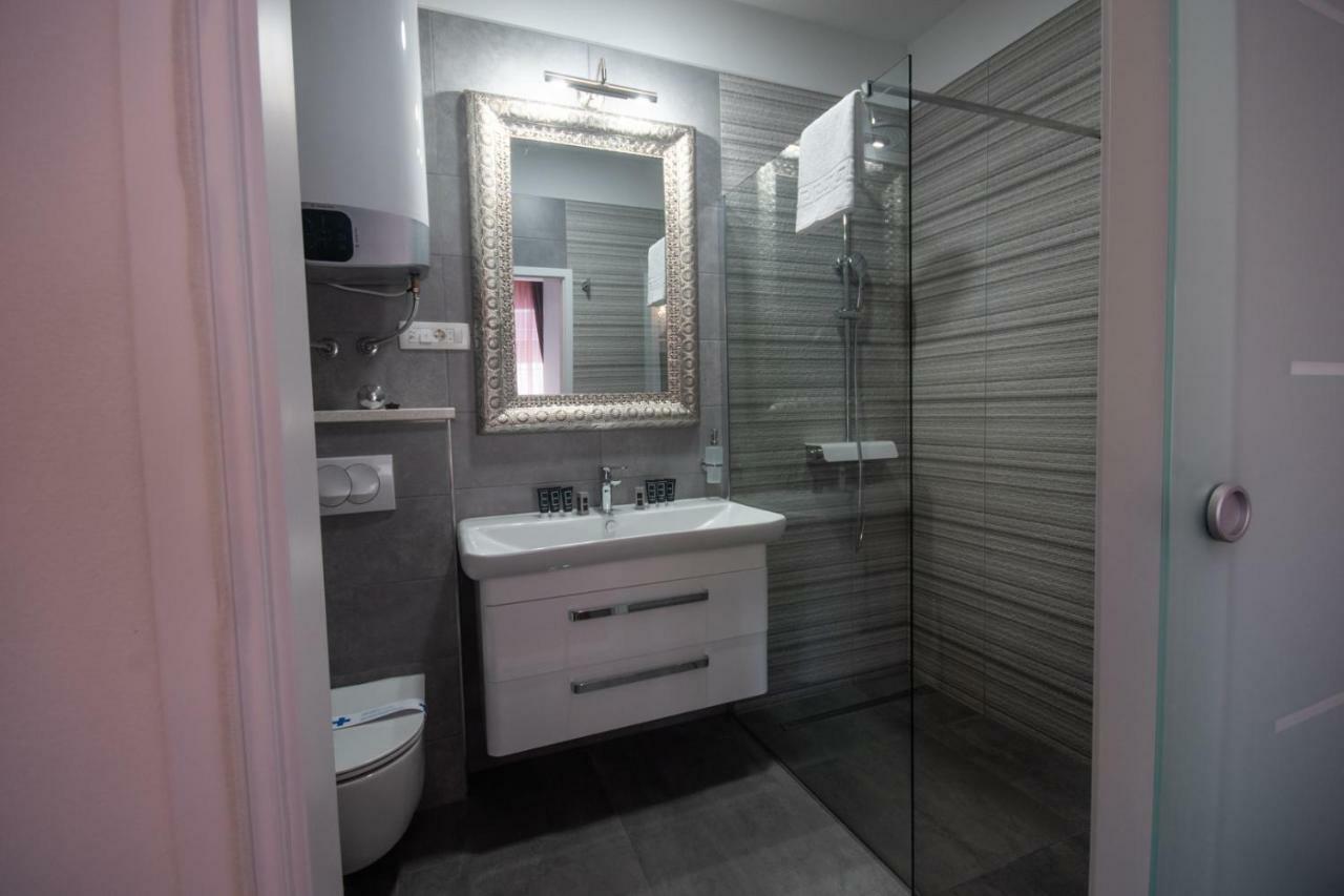 Center Luxury Rooms 3 Split Exterior photo